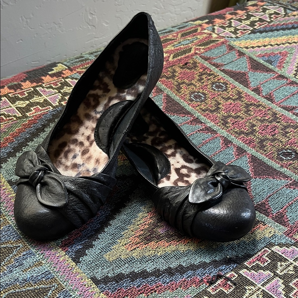 Chic Black Women's Flats with Bow Detail